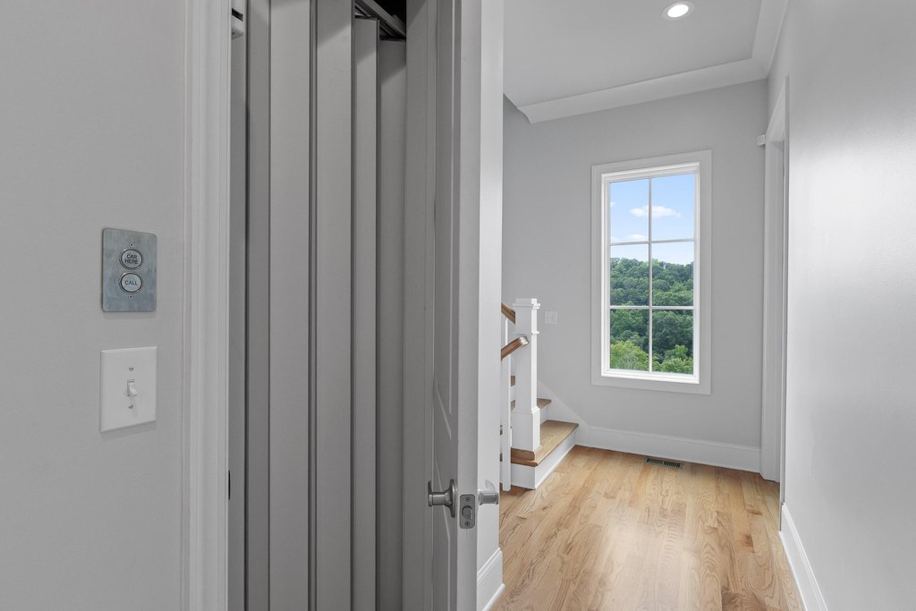 Chattanooga, Tennessee, 37405, United States, 4 Bedrooms Bedrooms, ,5.5 BathroomsBathrooms,Residential,Forsale,1894346