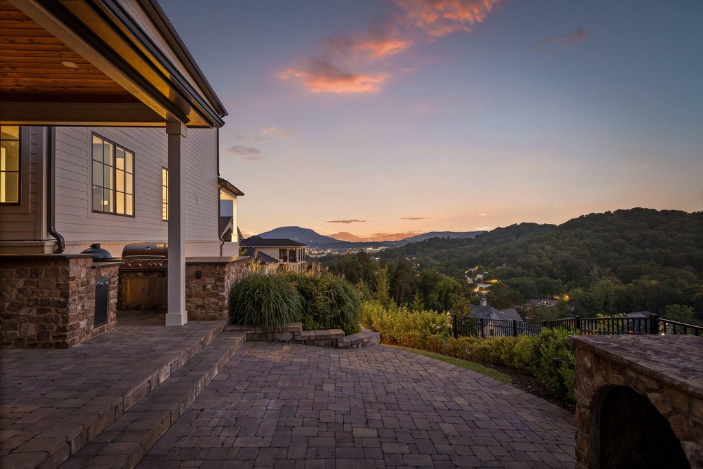 Chattanooga, Tennessee, 37405, United States, 4 Bedrooms Bedrooms, ,5.5 BathroomsBathrooms,Residential,Forsale,1894346