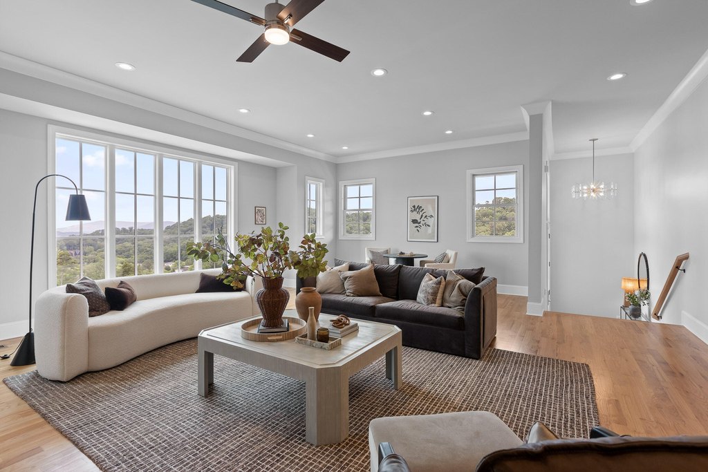 Chattanooga, Tennessee, 37405, United States, 4 Bedrooms Bedrooms, ,5.5 BathroomsBathrooms,Residential,Forsale,1894346