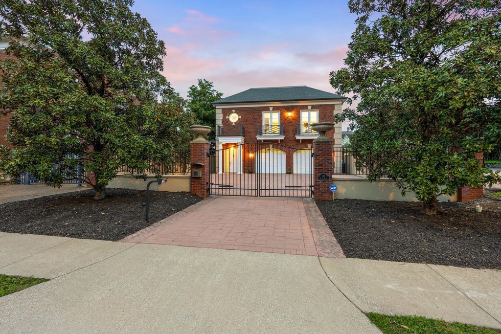 Chattanooga, Tennessee, 37403, United States, 3 Bedrooms Bedrooms, ,3 BathroomsBathrooms,Residential,Forsale,1946638