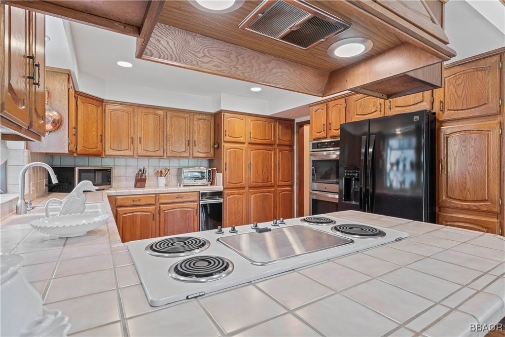 Lake Arrowhead, California, 92352, United States, 5 Bedrooms Bedrooms, ,5 BathroomsBathrooms,Residential,Forsale,1886287