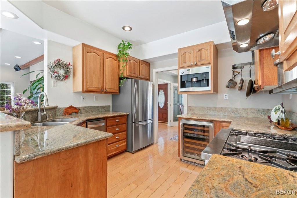 Lake Arrowhead, California, 92317, United States, 4 Bedrooms Bedrooms, ,4 BathroomsBathrooms,Residential,Forsale,1886288