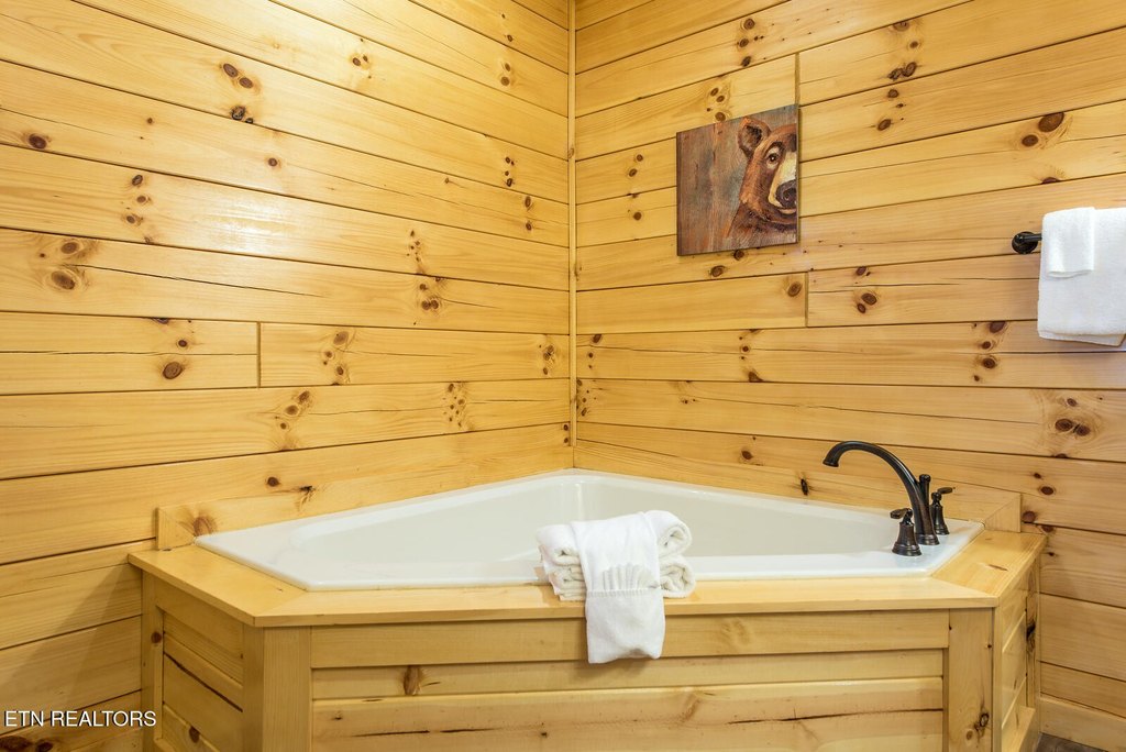 Gatlinburg, Tennessee, 37738, United States, 4 Bedrooms Bedrooms, ,4 BathroomsBathrooms,Residential,Forsale,1910238