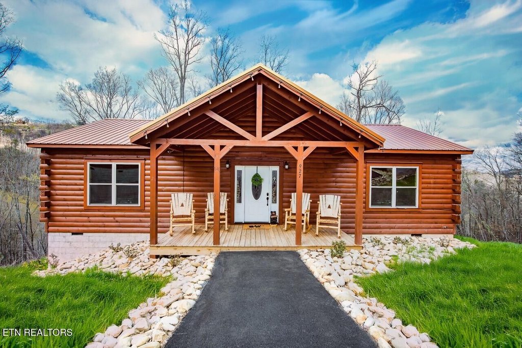 Gatlinburg, Tennessee, 37738, United States, 4 Bedrooms Bedrooms, ,4 BathroomsBathrooms,Residential,Forsale,1910238