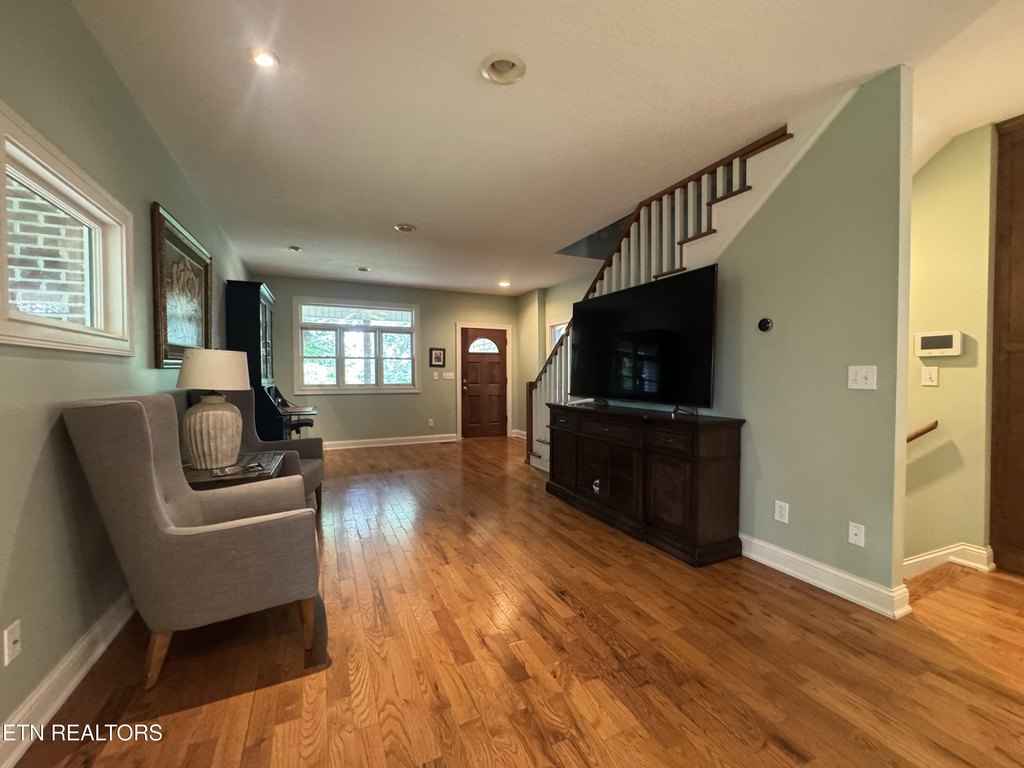 Kingston, Tennessee, 37763, United States, 4 Bedrooms Bedrooms, ,3.5 BathroomsBathrooms,Residential,Forsale,1893802