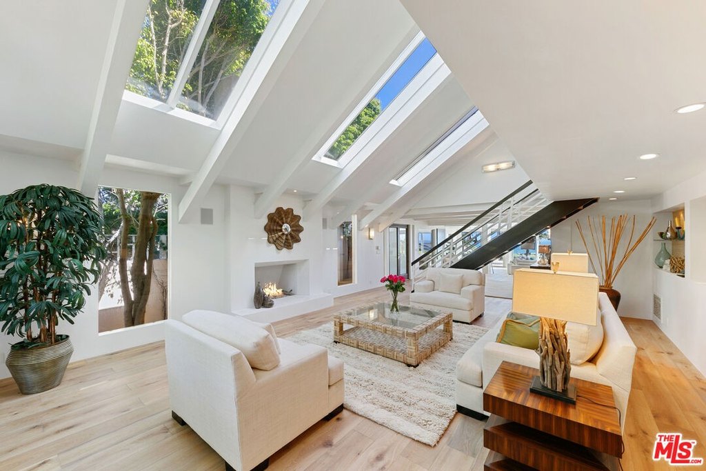 Malibu, California, 90265, United States, 3 Bedrooms Bedrooms, ,4 BathroomsBathrooms,Residential,Forsale,2001433