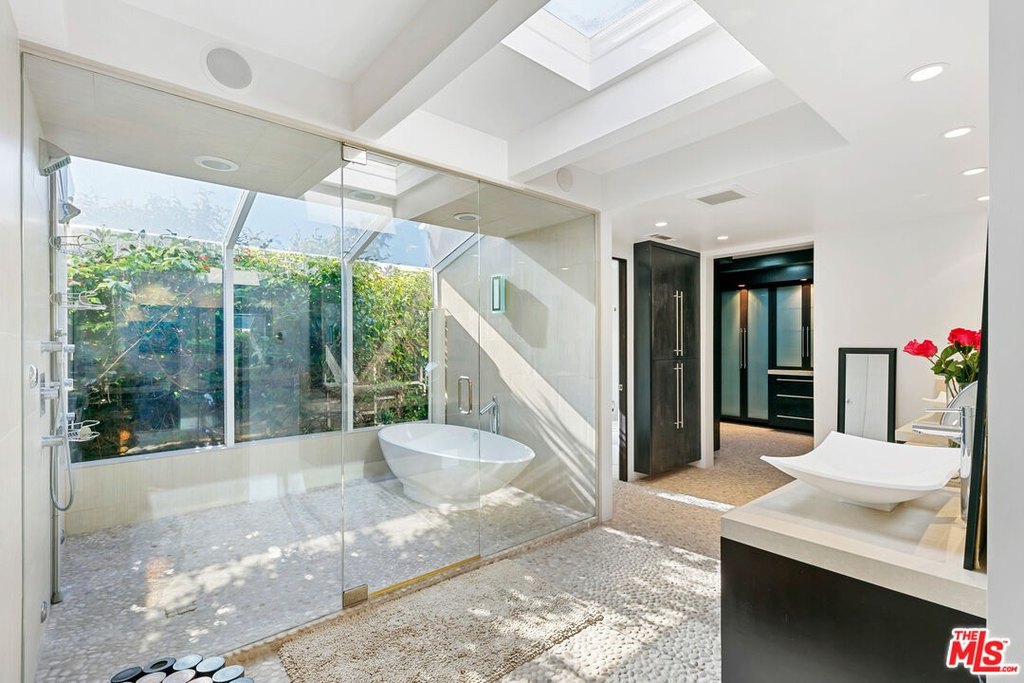 Malibu, California, 90265, United States, 3 Bedrooms Bedrooms, ,4 BathroomsBathrooms,Residential,Forsale,2001433