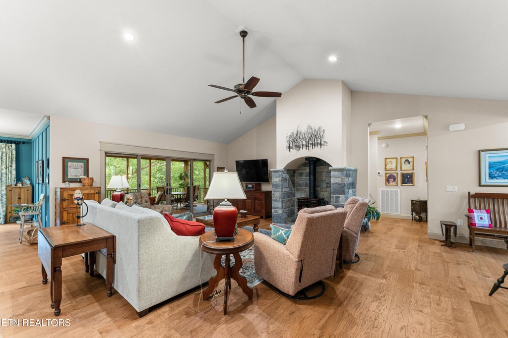 Crossville, Tennessee, 38558, United States, 4 Bedrooms Bedrooms, ,3 BathroomsBathrooms,Residential,Forsale,1952849