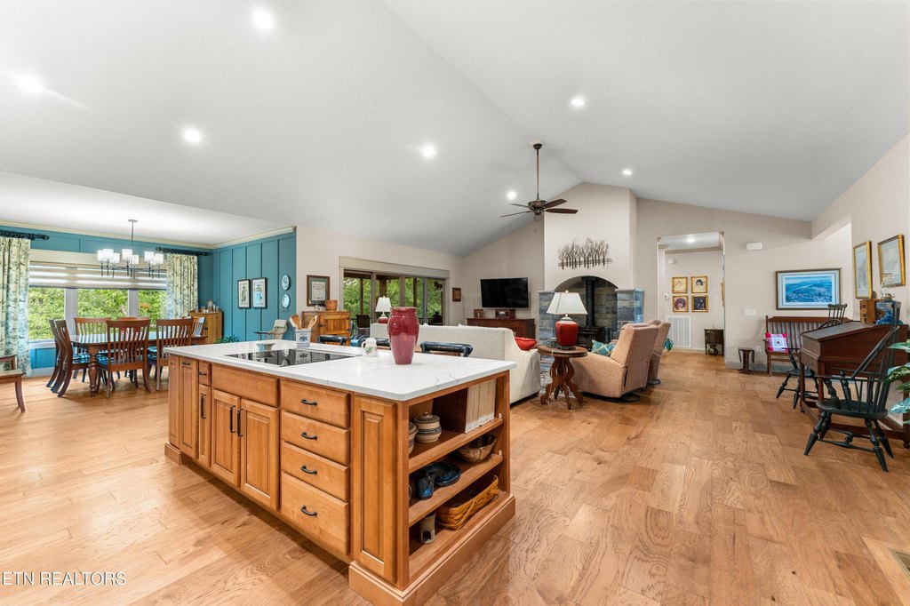 Crossville, Tennessee, 38558, United States, 4 Bedrooms Bedrooms, ,3 BathroomsBathrooms,Residential,Forsale,1952849