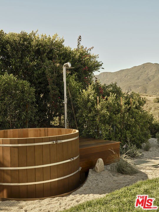 Malibu, California, 90265, United States, 4 Bedrooms Bedrooms, ,3.5 BathroomsBathrooms,Residential,Forsale,1922134