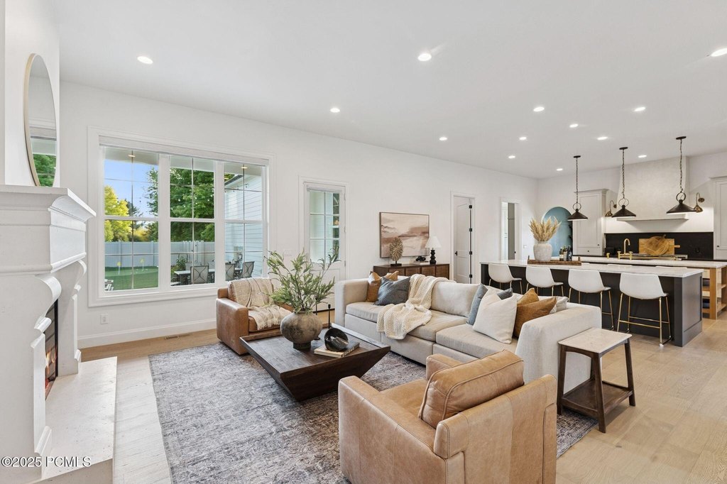 Midway, Utah, 84049, United States, 5 Bedrooms Bedrooms, ,4.5 BathroomsBathrooms,Residential,Forsale,2000237