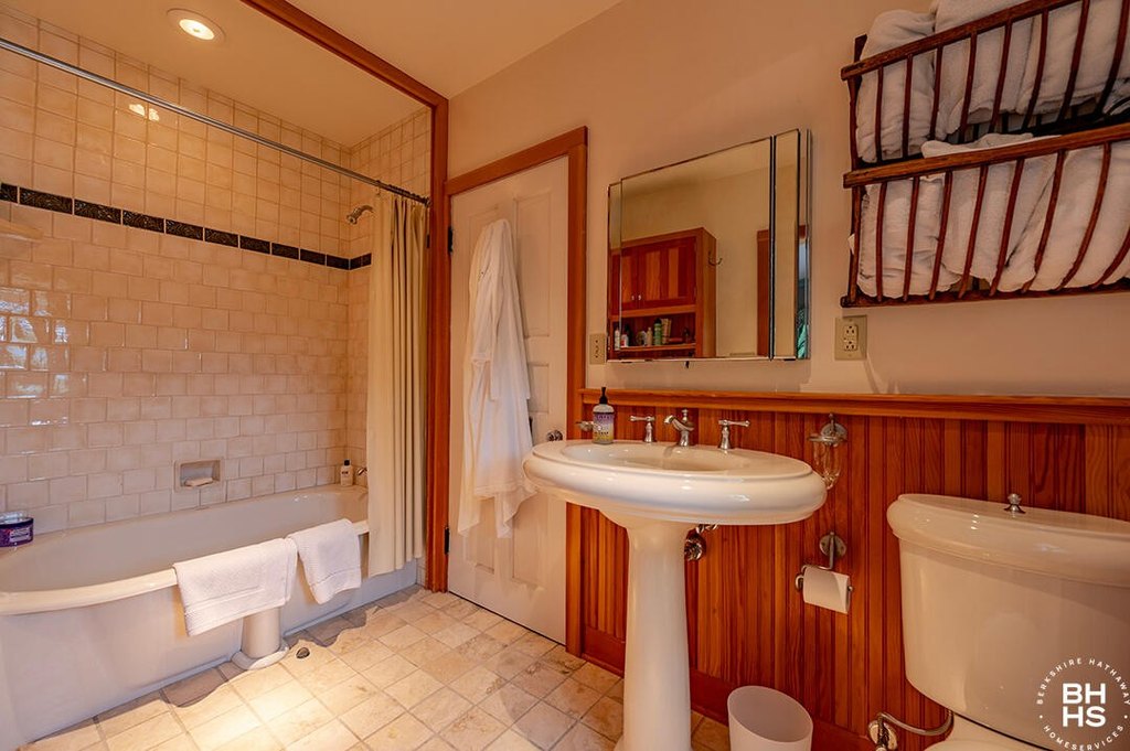 Lake Placid, New York, 12946, United States, 10 Bedrooms Bedrooms, ,7.5 BathroomsBathrooms,Residential,Forsale,1999413