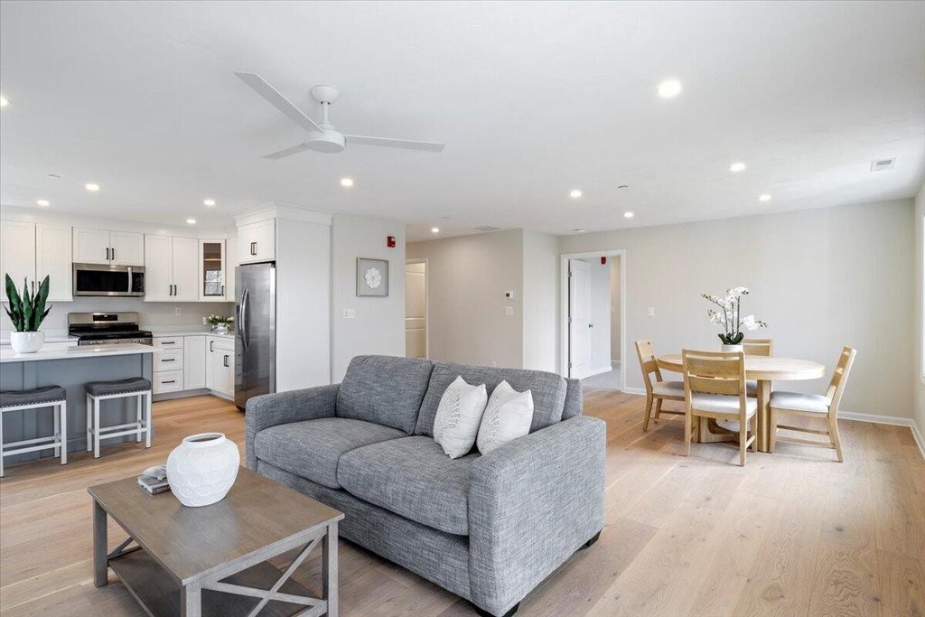 Kittery, Maine, 03904, United States, 2 Bedrooms Bedrooms, ,2 BathroomsBathrooms,Residential,Forsale,1952886