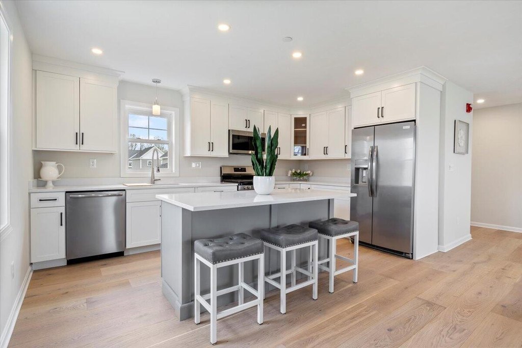 Kittery, Maine, 03904, United States, 2 Bedrooms Bedrooms, ,2 BathroomsBathrooms,Residential,Forsale,1952886