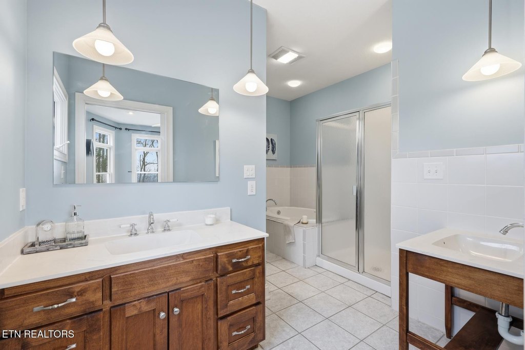 Kingston, Tennessee, 37763, United States, 4 Bedrooms Bedrooms, ,3.5 BathroomsBathrooms,Residential,Forsale,1893802