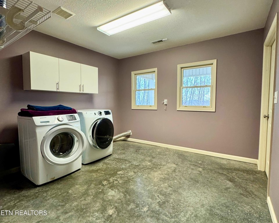 Kingston, Tennessee, 37763, United States, 4 Bedrooms Bedrooms, ,3.5 BathroomsBathrooms,Residential,Forsale,1893802