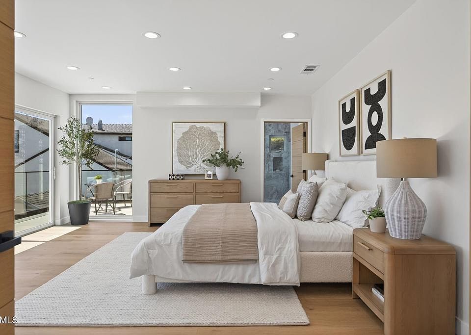 Ventura, California, 93001, United States, 4 Bedrooms Bedrooms, ,1.5 BathroomsBathrooms,Residential,Forsale,1963632