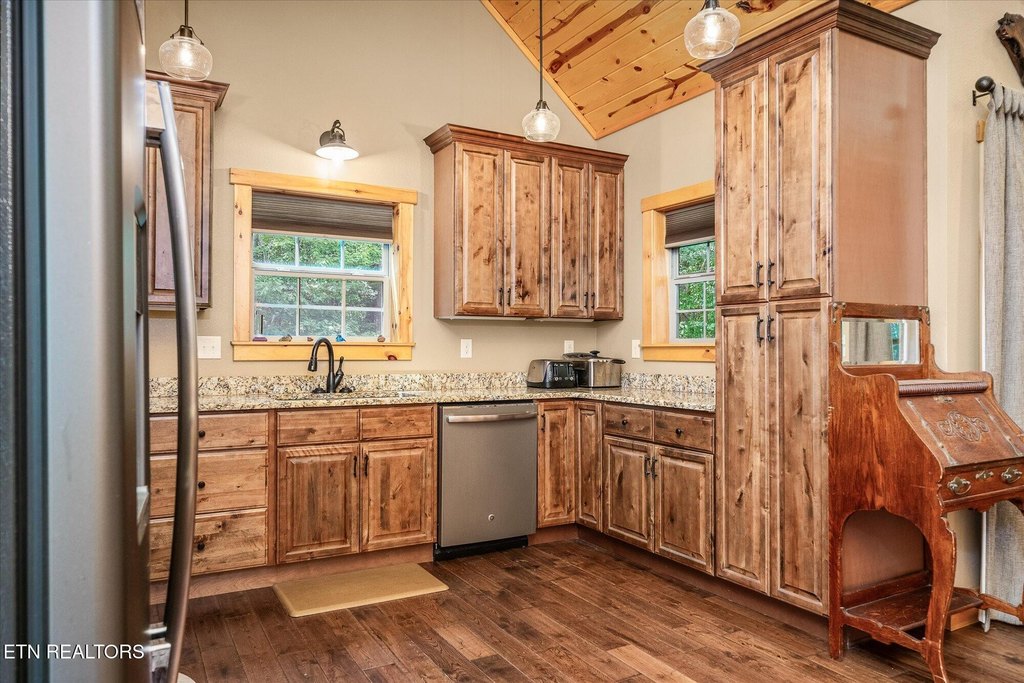 Jamestown, Tennessee, 38556, United States, 2 Bedrooms Bedrooms, ,2.5 BathroomsBathrooms,Residential,Forsale,1929822