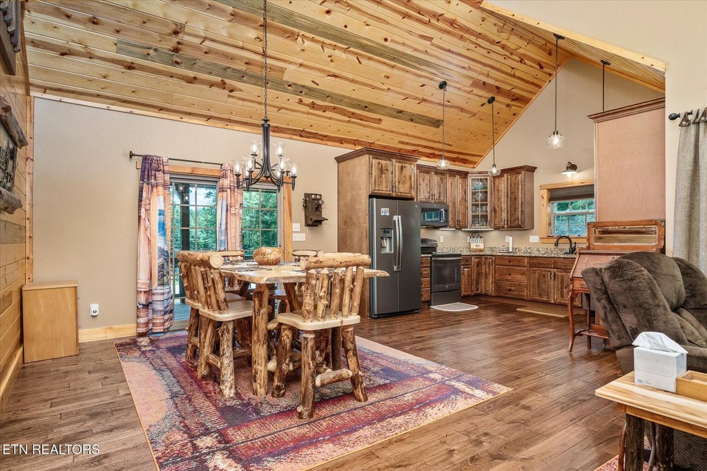 Jamestown, Tennessee, 38556, United States, 2 Bedrooms Bedrooms, ,2.5 BathroomsBathrooms,Residential,Forsale,1929822