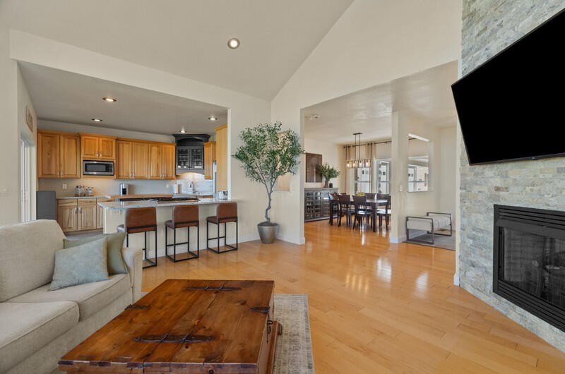 Dandridge, Tennessee, 37725, United States, 5 Bedrooms Bedrooms, ,4.5 BathroomsBathrooms,Residential,Forsale,1962203