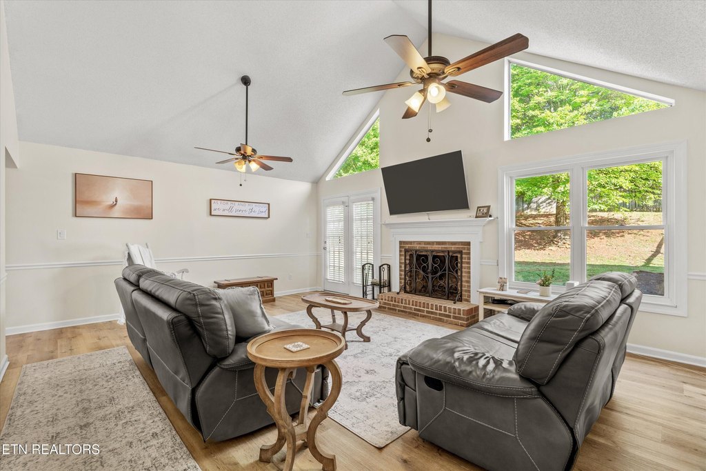 Maryville, Tennessee, 37803, United States, 3 Bedrooms Bedrooms, ,2 BathroomsBathrooms,Residential,Forsale,1952843