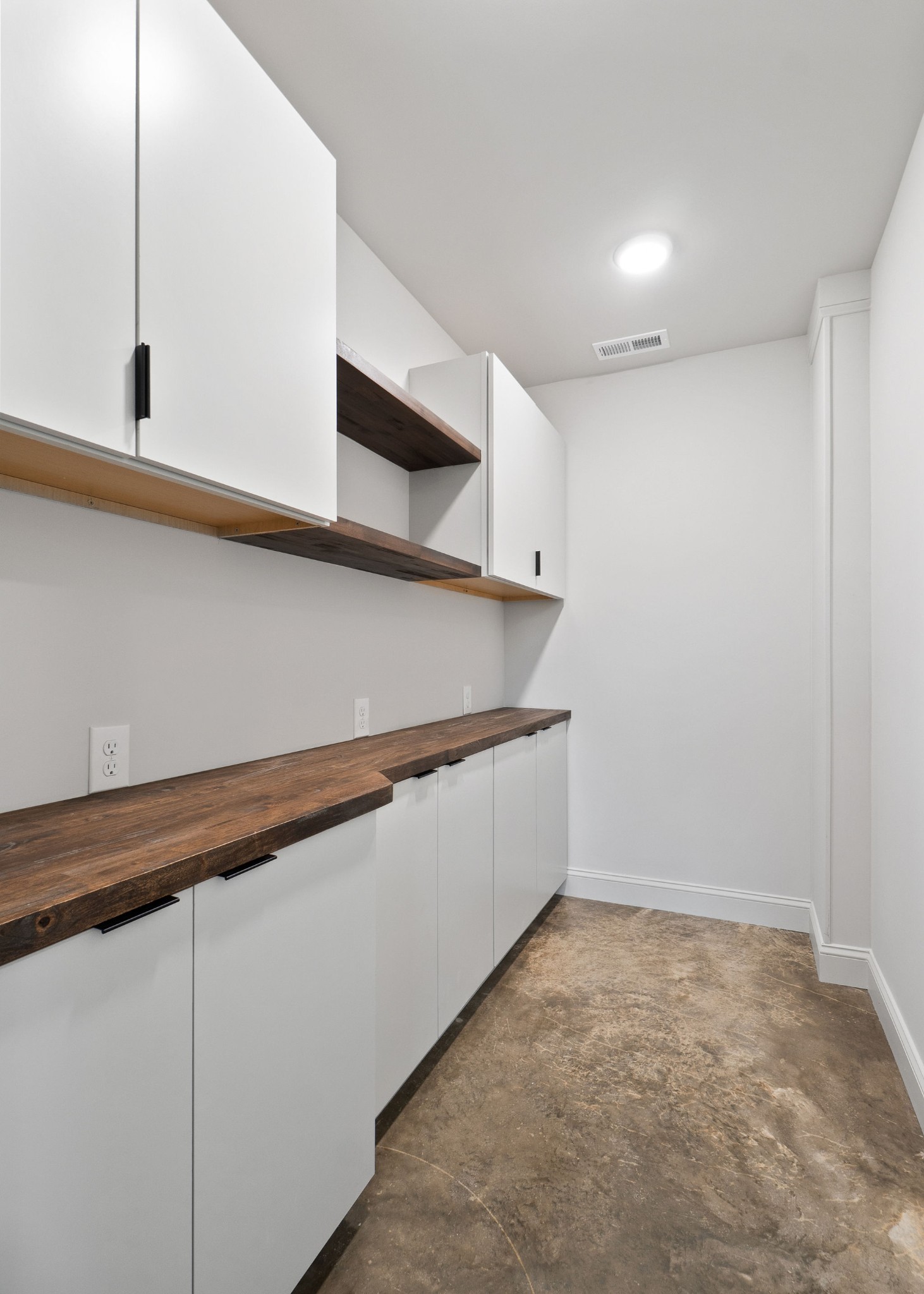 Dowelltown, Tennessee, 37059, United States, 4 Bedrooms Bedrooms, ,3 BathroomsBathrooms,Residential,Forsale,1999477