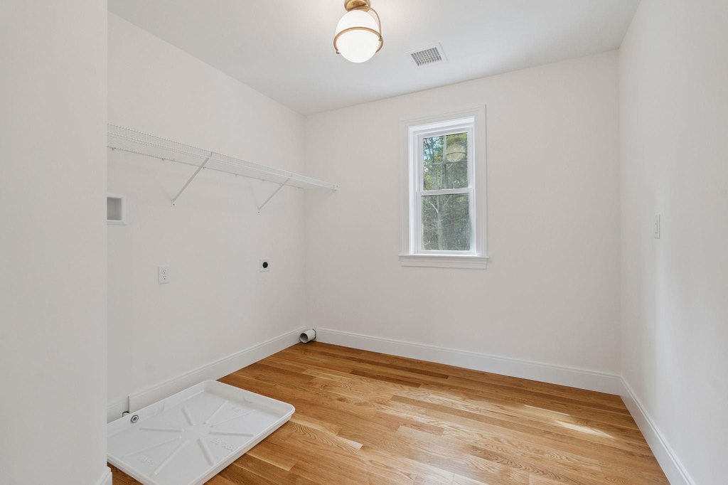 Kittery, Maine, 03905, United States, 4 Bedrooms Bedrooms, ,2.5 BathroomsBathrooms,Residential,Forsale,1968473