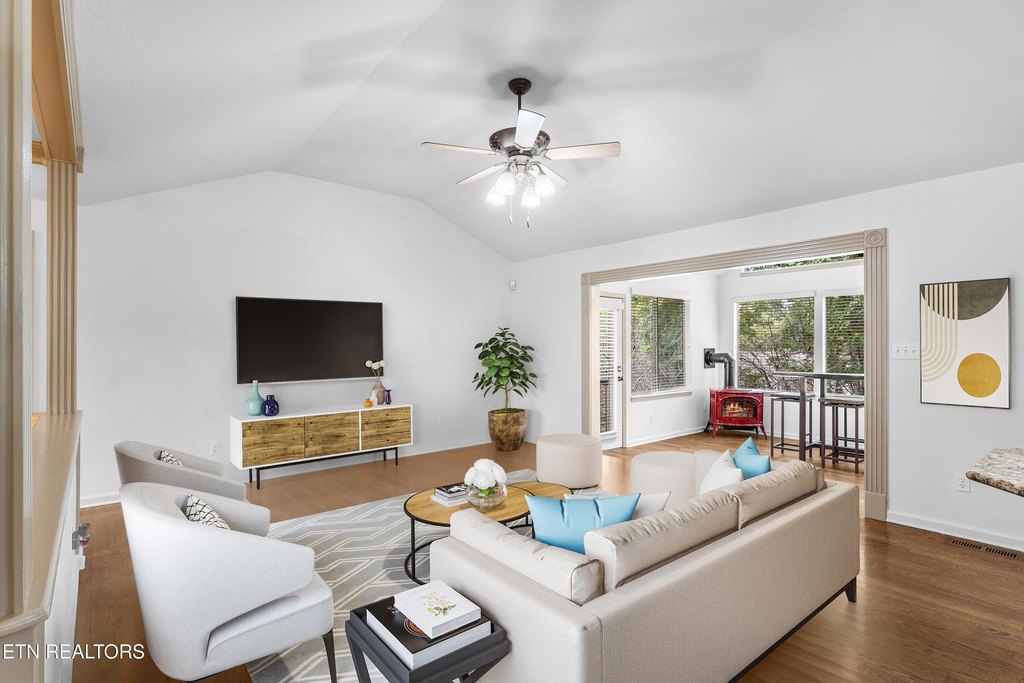 Loudon, Tennessee, 37774, United States, 4 Bedrooms Bedrooms, ,3 BathroomsBathrooms,Residential,Forsale,1971863