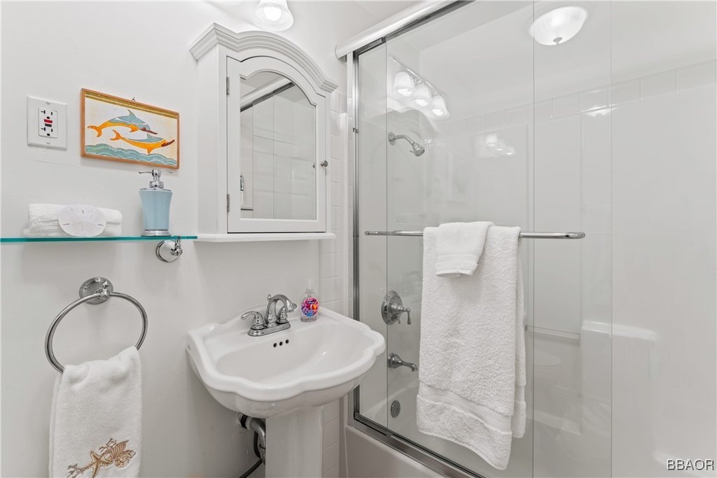 Lake Arrowhead, California, 92317, United States, 4 Bedrooms Bedrooms, ,4 BathroomsBathrooms,Residential,Forsale,1886288