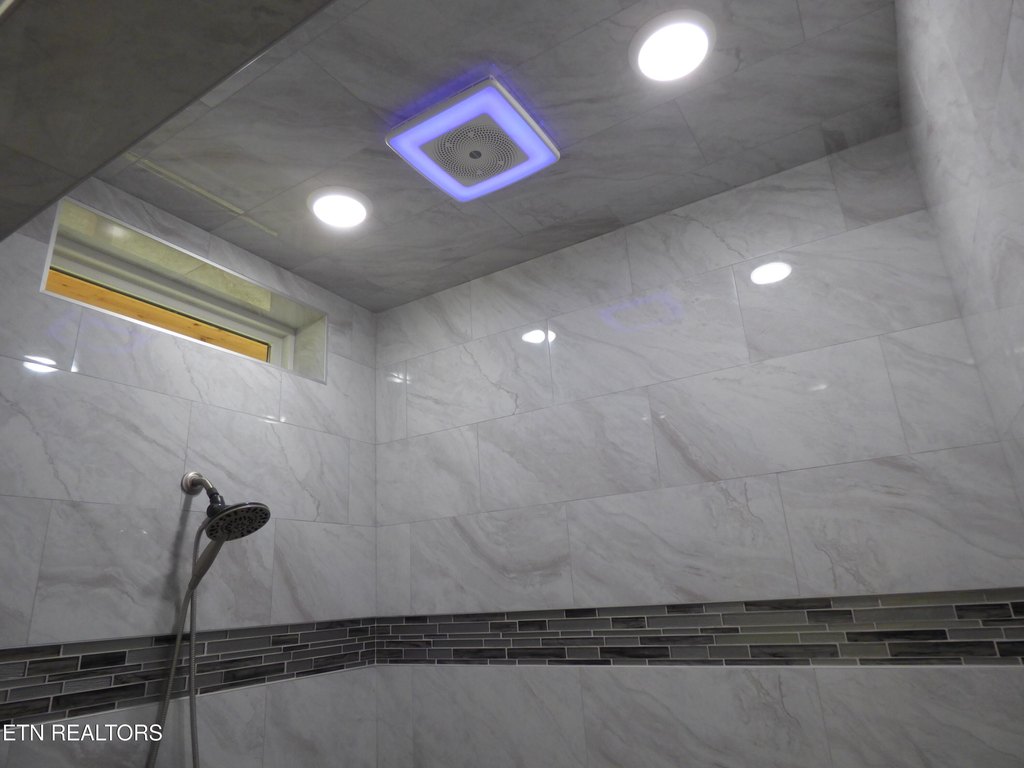 Crossville, Tennessee, 38572, United States, 2 Bedrooms Bedrooms, ,2.5 BathroomsBathrooms,Residential,Forsale,1996593