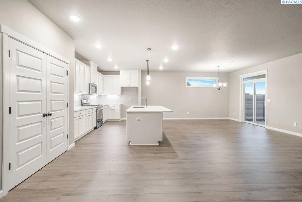 West Richland, Washington, 99353, United States, 4 Bedrooms Bedrooms, ,2 BathroomsBathrooms,Residential,Forsale,1990697