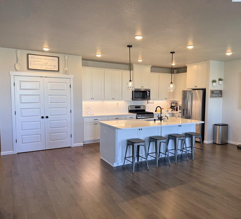 West Richland, Washington, 99353, United States, 4 Bedrooms Bedrooms, ,2 BathroomsBathrooms,Residential,Forsale,1990697