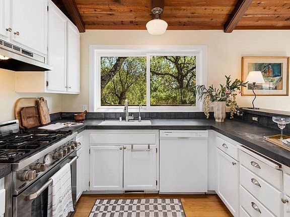 Healdsburg, California, 95448, United States, 3 Bedrooms Bedrooms, ,2 BathroomsBathrooms,Residential,Forsale,1985931