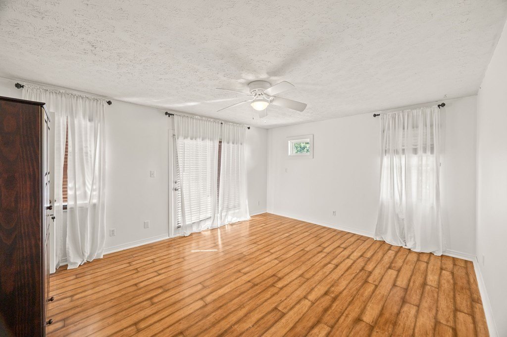 Byrdstown, Tennessee, 38549, United States, 2 Bedrooms Bedrooms, ,3 BathroomsBathrooms,Residential,Forsale,1996611