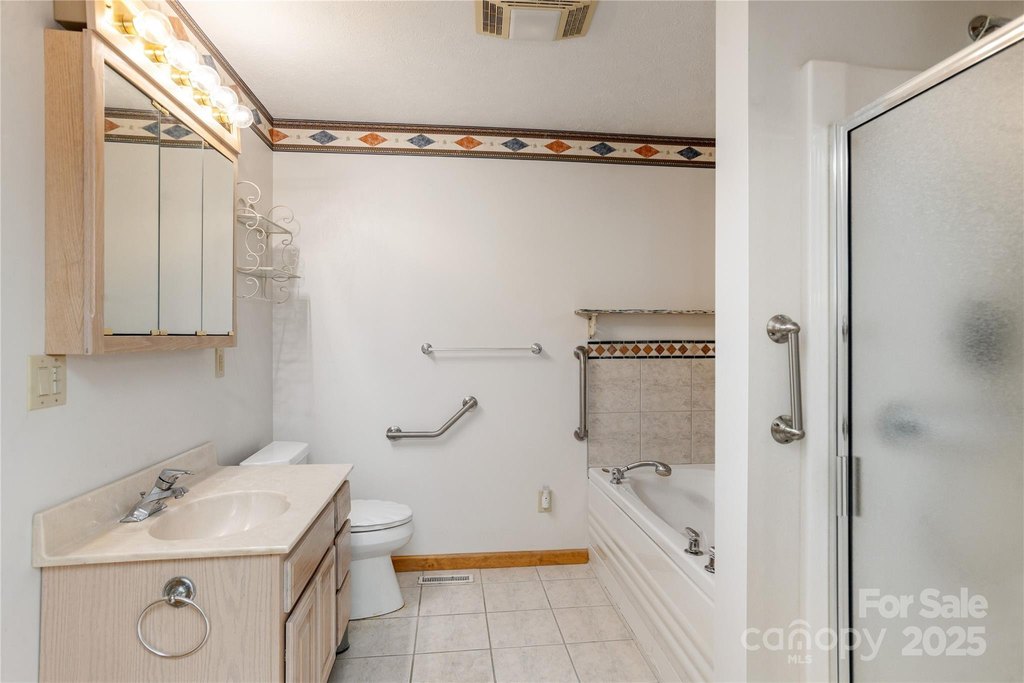 Hendersonville, North Carolina, 28792, United States, 3 Bedrooms Bedrooms, ,3 BathroomsBathrooms,Residential,Forsale,2004301