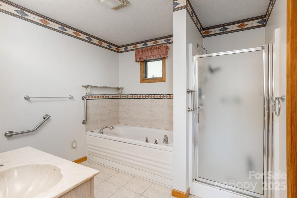 Hendersonville, North Carolina, 28792, United States, 3 Bedrooms Bedrooms, ,3 BathroomsBathrooms,Residential,Forsale,2004301