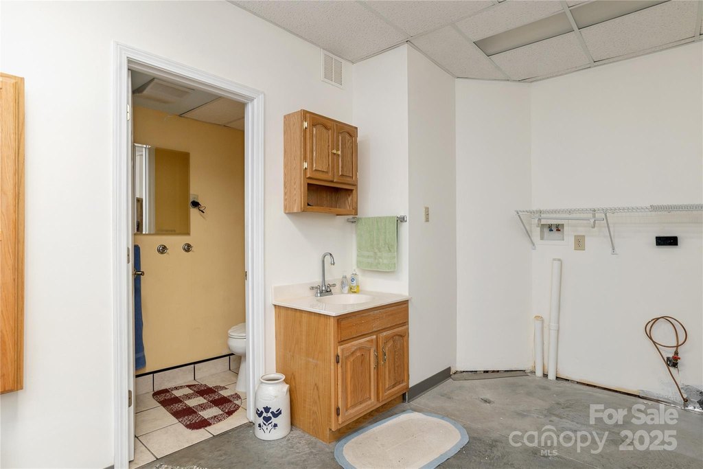 Hendersonville, North Carolina, 28792, United States, 3 Bedrooms Bedrooms, ,3 BathroomsBathrooms,Residential,Forsale,2004301