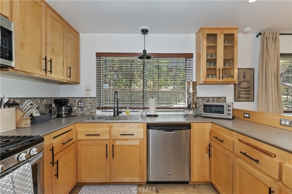 Lake Arrowhead, California, 92352, United States, 4 Bedrooms Bedrooms, ,2 BathroomsBathrooms,Residential,Forsale,2004074