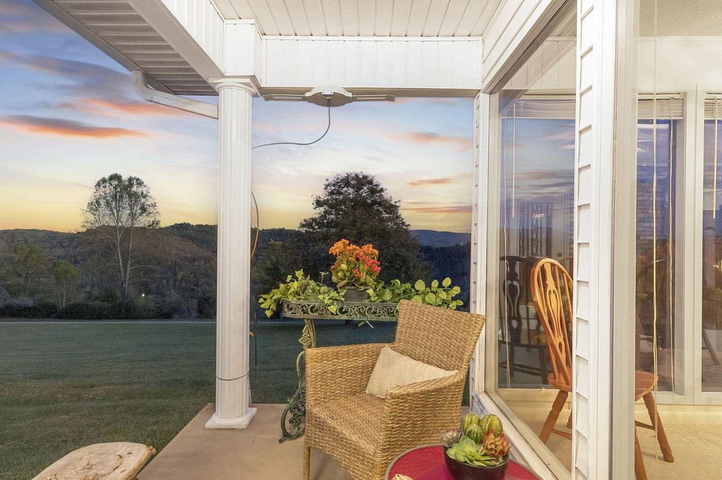 Sneedville, Tennessee, 37869, United States, 4 Bedrooms Bedrooms, ,3 BathroomsBathrooms,Residential,Forsale,1988736