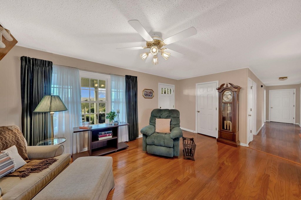 Sneedville, Tennessee, 37869, United States, 4 Bedrooms Bedrooms, ,3 BathroomsBathrooms,Residential,Forsale,1988736