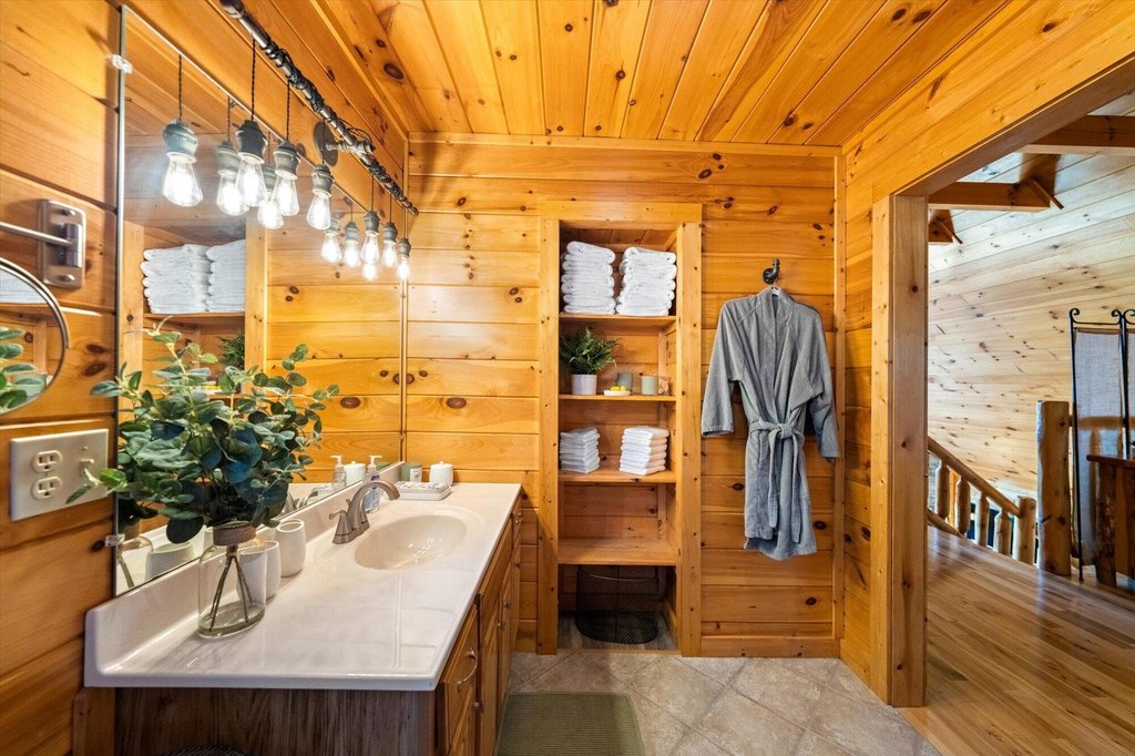 Sevierville, Tennessee, 37862, United States, 3 Bedrooms Bedrooms, ,3 BathroomsBathrooms,Residential,Forsale,1988739