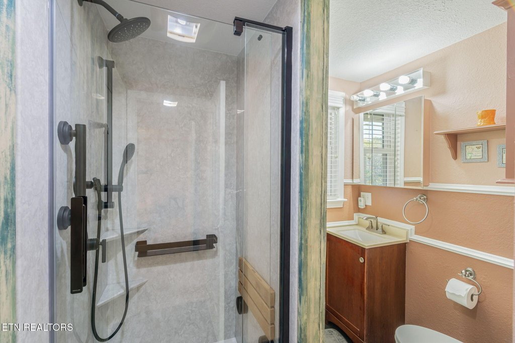 Lenoir City, Tennessee, 37772, United States, 3 Bedrooms Bedrooms, ,3 BathroomsBathrooms,Residential,Forsale,1973613