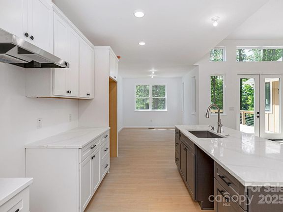 Flat Rock, North Carolina, 28731, United States, 3 Bedrooms Bedrooms, ,2 BathroomsBathrooms,Residential,Forsale,1985997