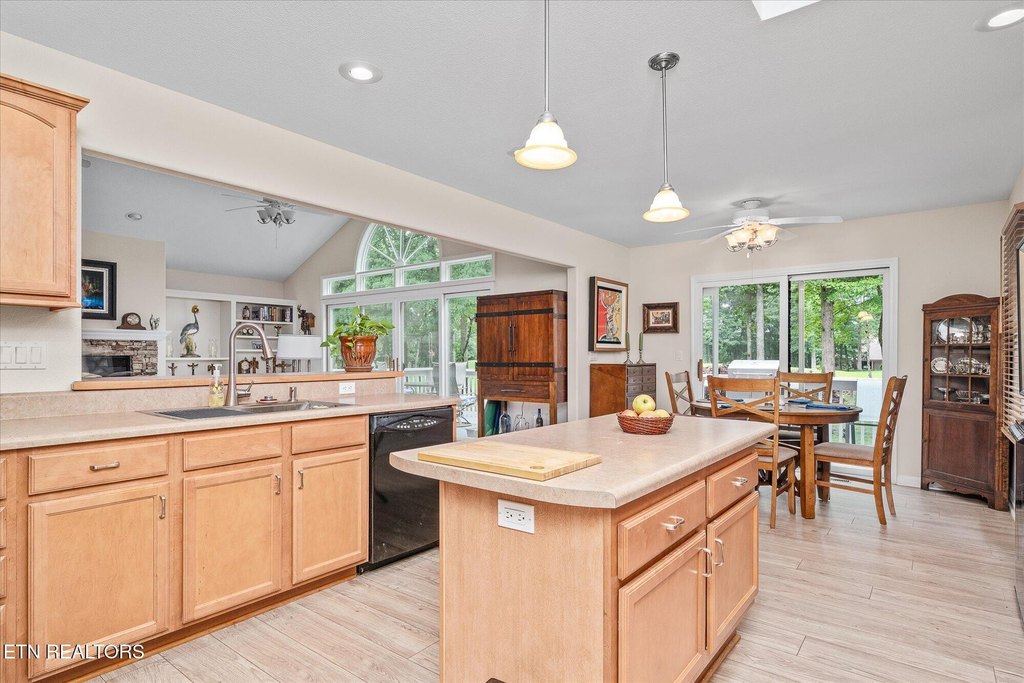 Crossville, Tennessee, 38558, United States, 3 Bedrooms Bedrooms, ,2 BathroomsBathrooms,Residential,Forsale,1953765