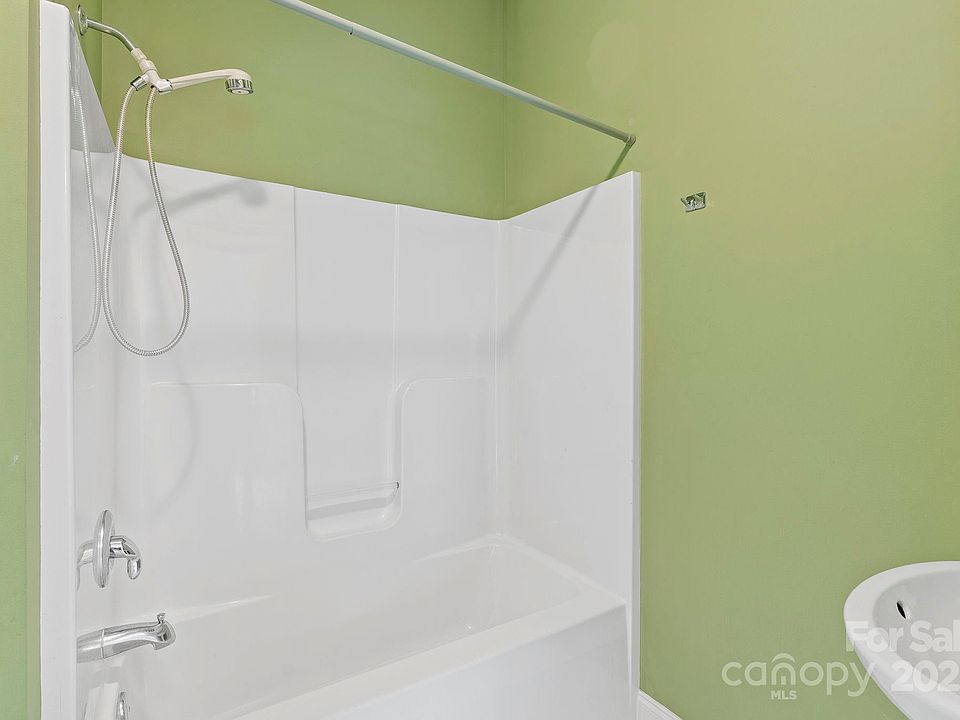 Hendersonville, North Carolina, 28739, United States, 3 Bedrooms Bedrooms, ,3 BathroomsBathrooms,Residential,Forsale,1986001