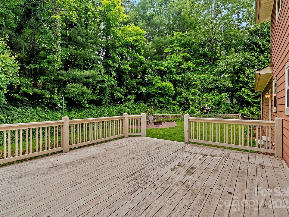 Hendersonville, North Carolina, 28739, United States, 3 Bedrooms Bedrooms, ,3 BathroomsBathrooms,Residential,Forsale,1986001