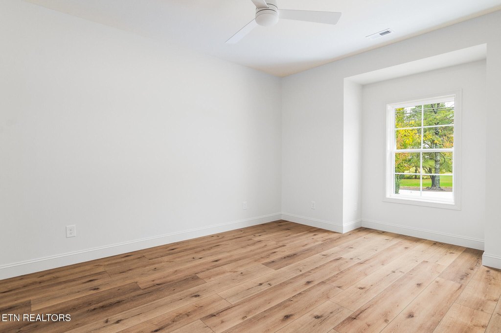 Clinton, Tennessee, 37716, United States, 3 Bedrooms Bedrooms, ,3 BathroomsBathrooms,Residential,Forsale,1999454