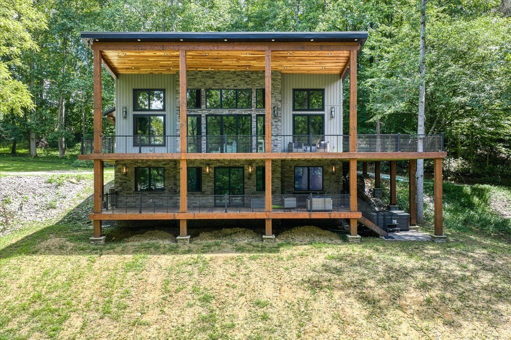 Byrdstown, Tennessee, 38549, United States, 3 Bedrooms Bedrooms, ,4 BathroomsBathrooms,Residential,Forsale,1929851