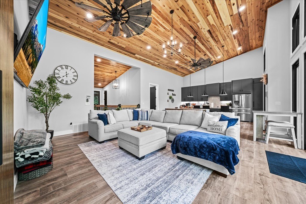 Byrdstown, Tennessee, 38549, United States, 3 Bedrooms Bedrooms, ,4 BathroomsBathrooms,Residential,Forsale,1929851