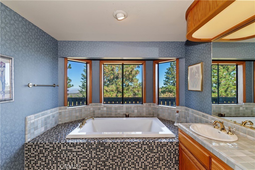 Lake Arrowhead, California, 92352, United States, 4 Bedrooms Bedrooms, ,3 BathroomsBathrooms,Residential,Forsale,2000289